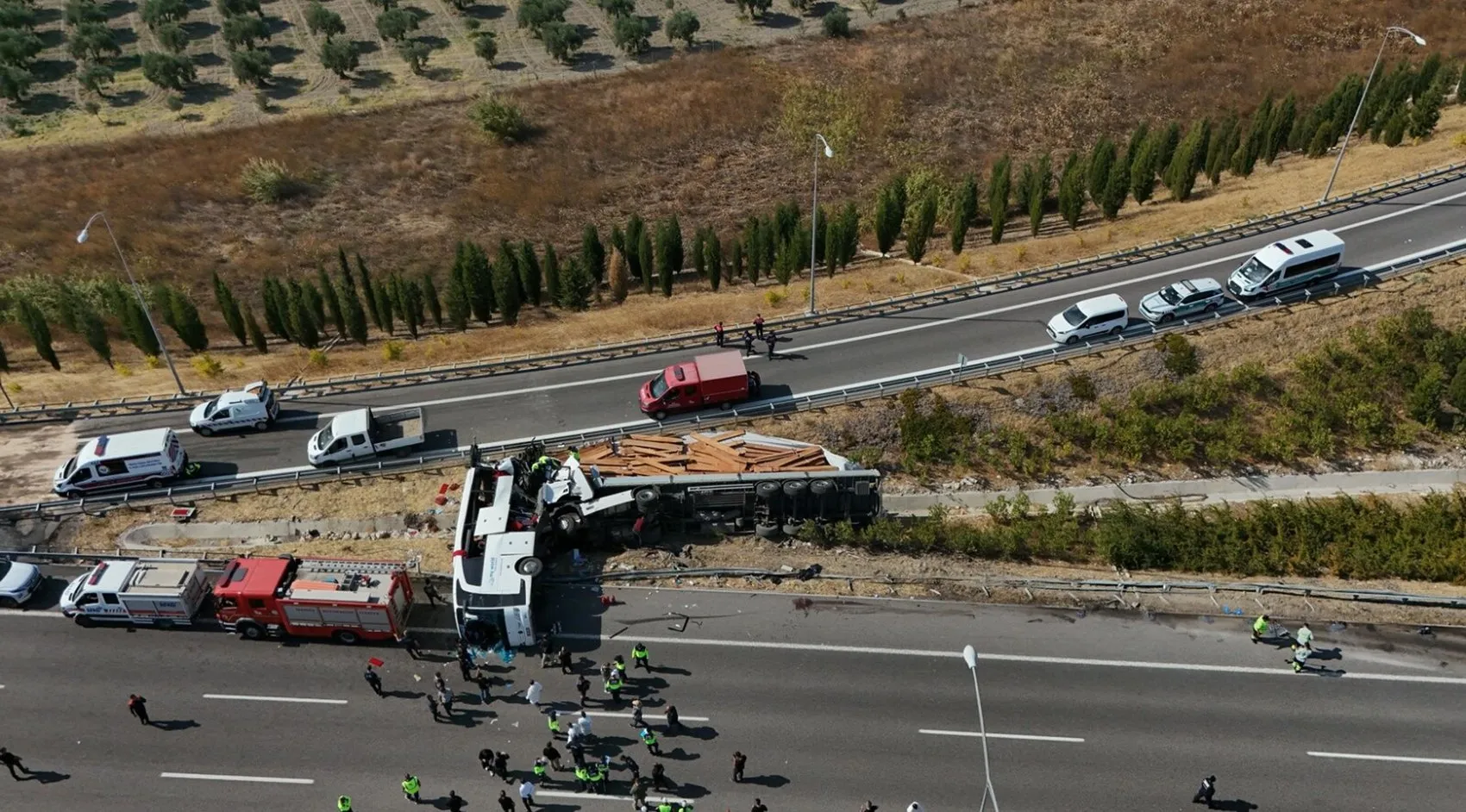 Manisa'da kara yolunda büyük trajedi: Tur otobüsü ile TIR çarpıştı