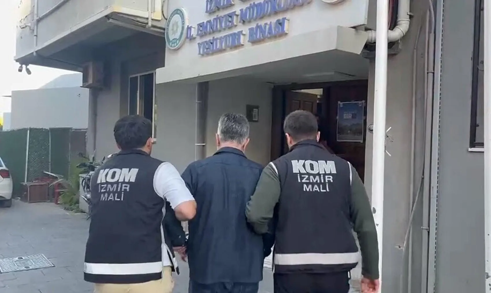 Bayraklı Belediyesi’nde 20 milyonluk vurgun iddiası: Eski başkan ve oğlu dahil 46 gözaltı