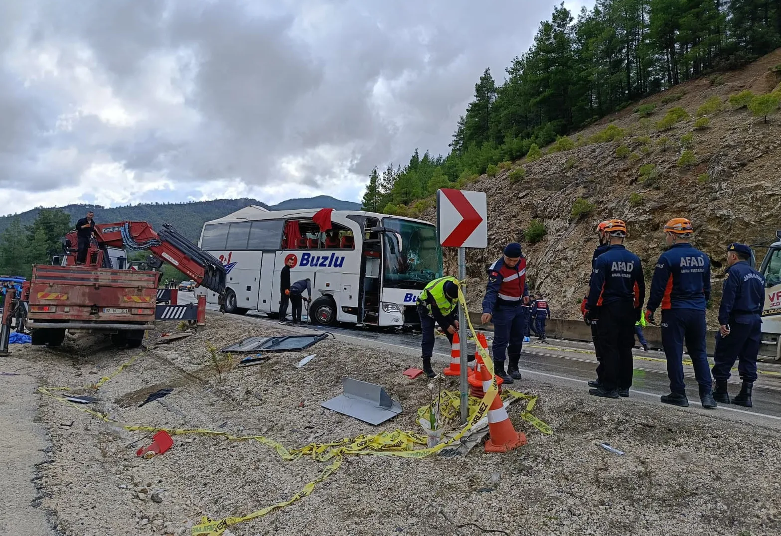 Isparta-Antalya hattında acı bilanço: Yolcu otobüsü devrildi