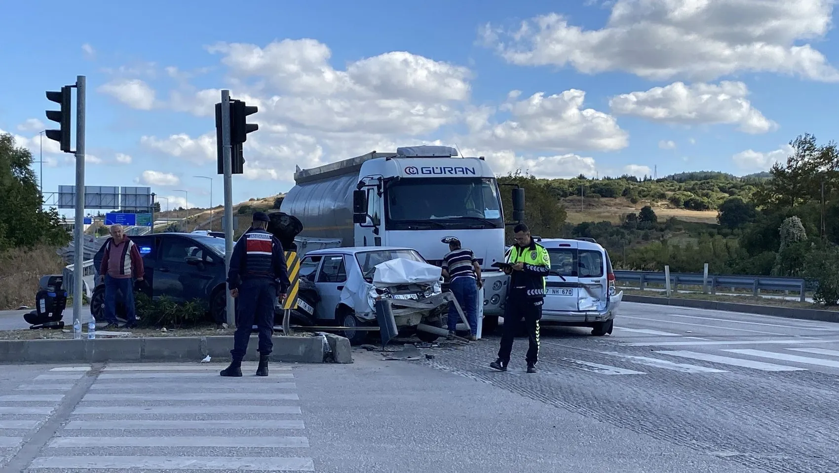 Lapseki kavşağında dehşet anları: Tanker duramadı, araçları birbirine kattı