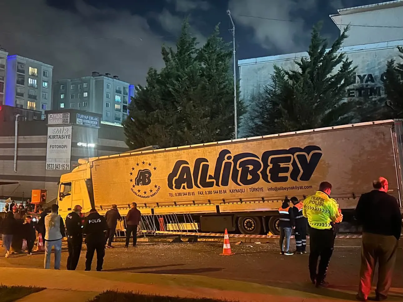 Arnavutköy'de korku dolu anlar: TIR durağa girdi, mucize eseri kimse zarar görmedi