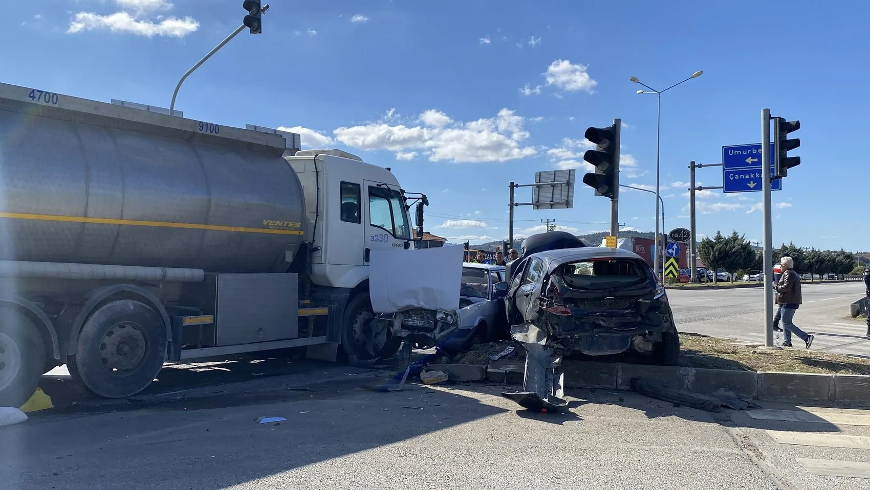 Lapseki kavşağında dehşet anları: Tanker duramadı, araçları birbirine kattı