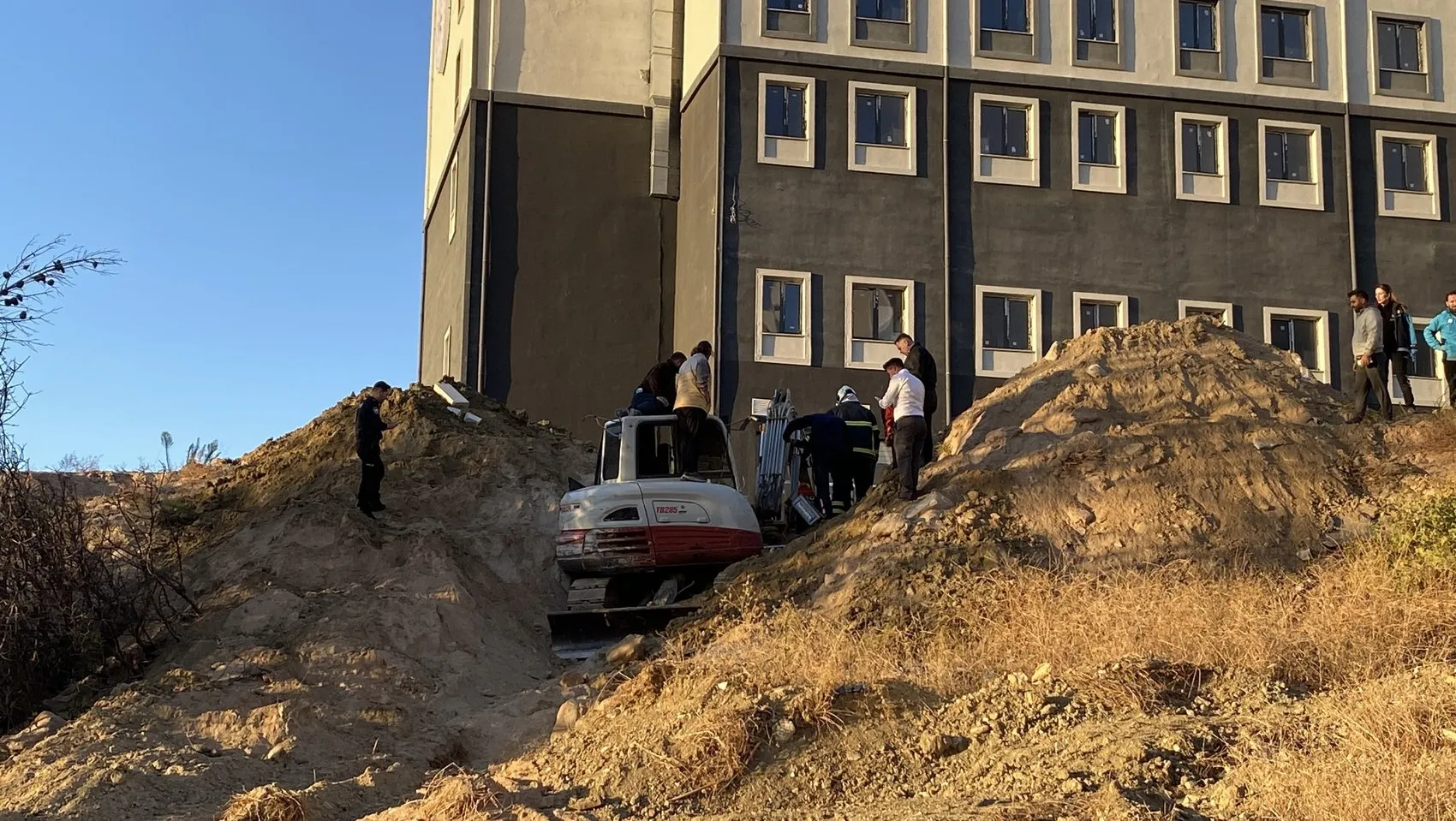 Üniversite kampüsünde korku dolu anlar: Toprak altında kalan işçiler için zamana karşı yarış