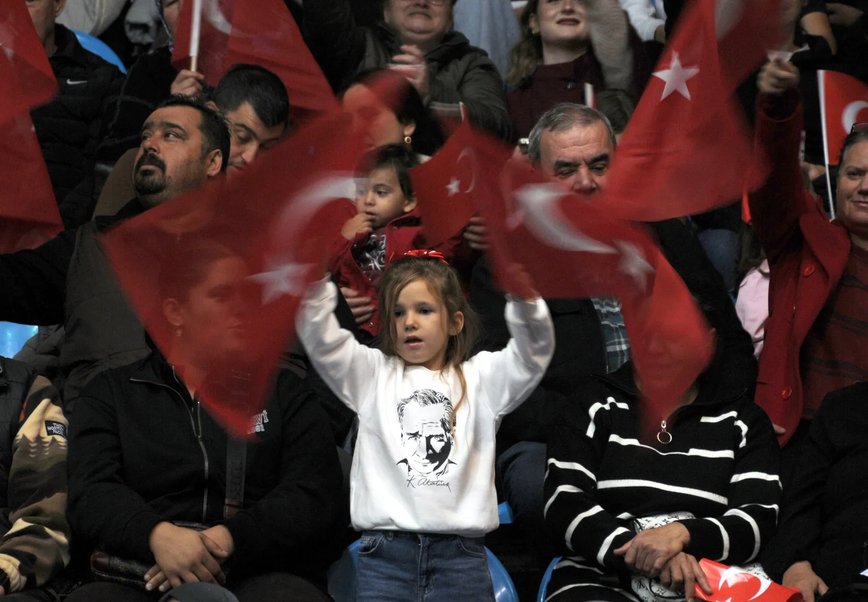 Trakya'da Cumhuriyet coşkusu salonlara sığmadı: Hava muhalefeti kutlamaların ruhunu değiştiremedi