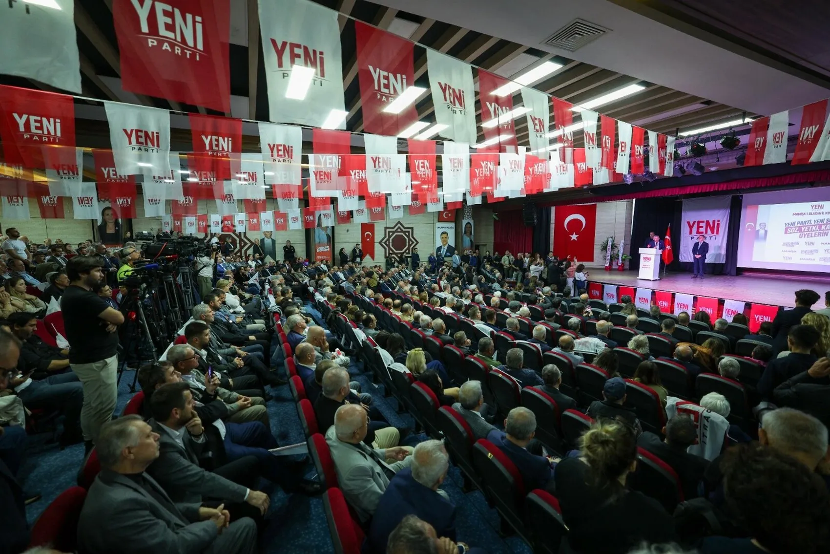 Özgür Özel'den Manisa'da tarihi çıkış: Sandığa el uzatanın elini bu millet kırar