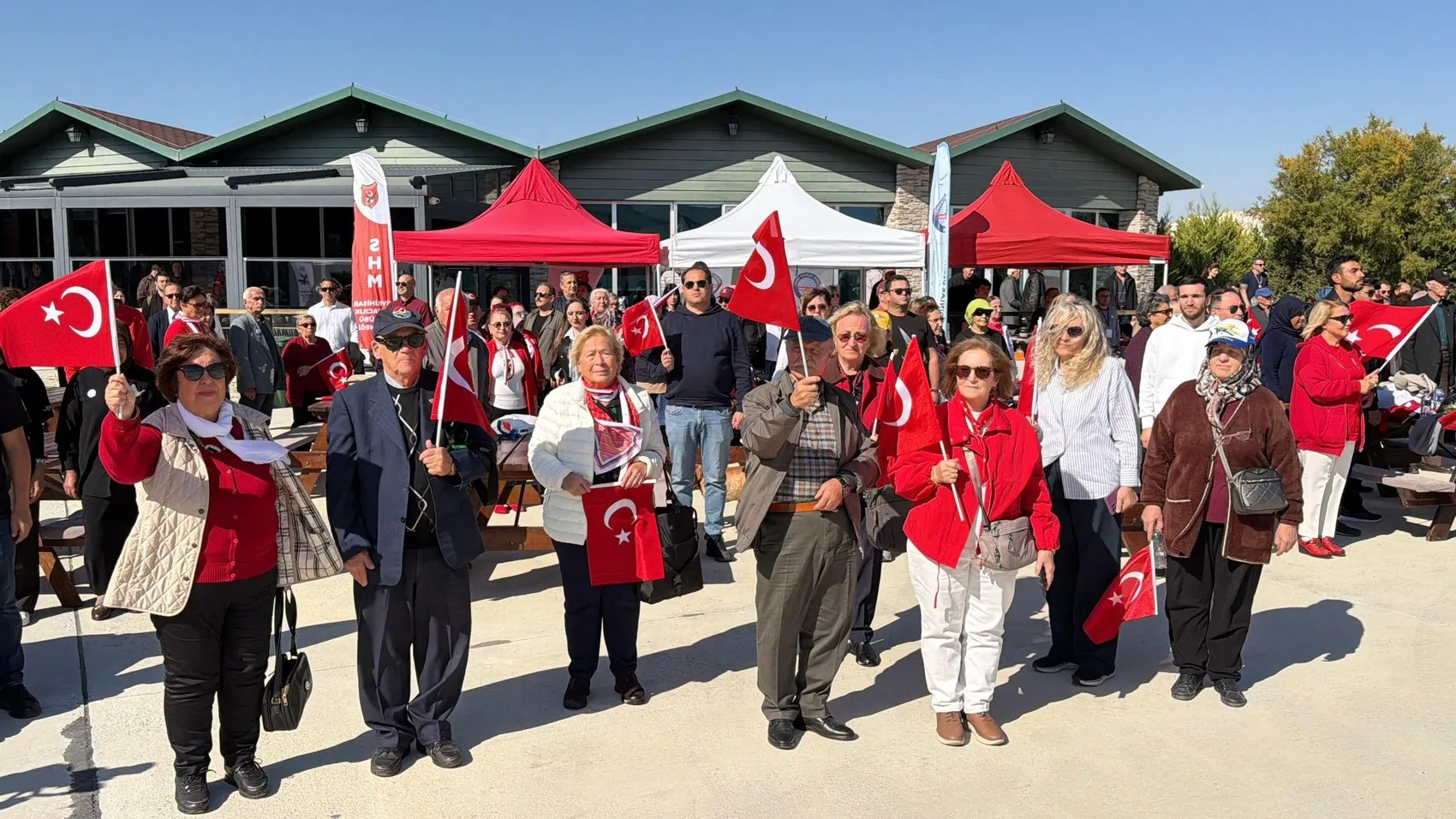 Gökyüzünde Cumhuriyet imzası: Yüzlerce kişi birleşti, akrobasi uçağı yıldızı tamamladı