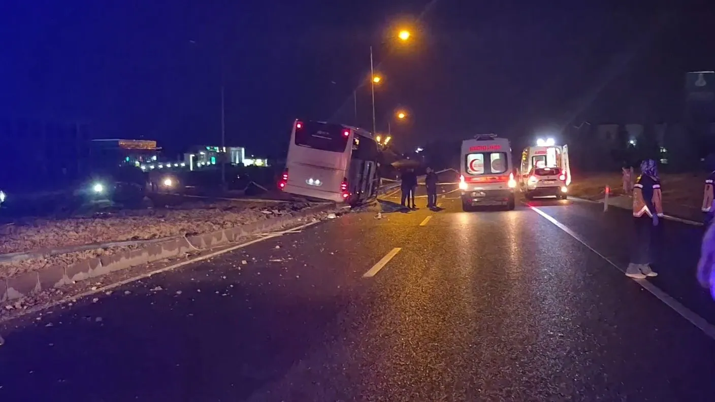 Malatya'da yolcu otobüsü ile hafif ticari araç çarpıştı: Karı koca hayatını kaybetti
