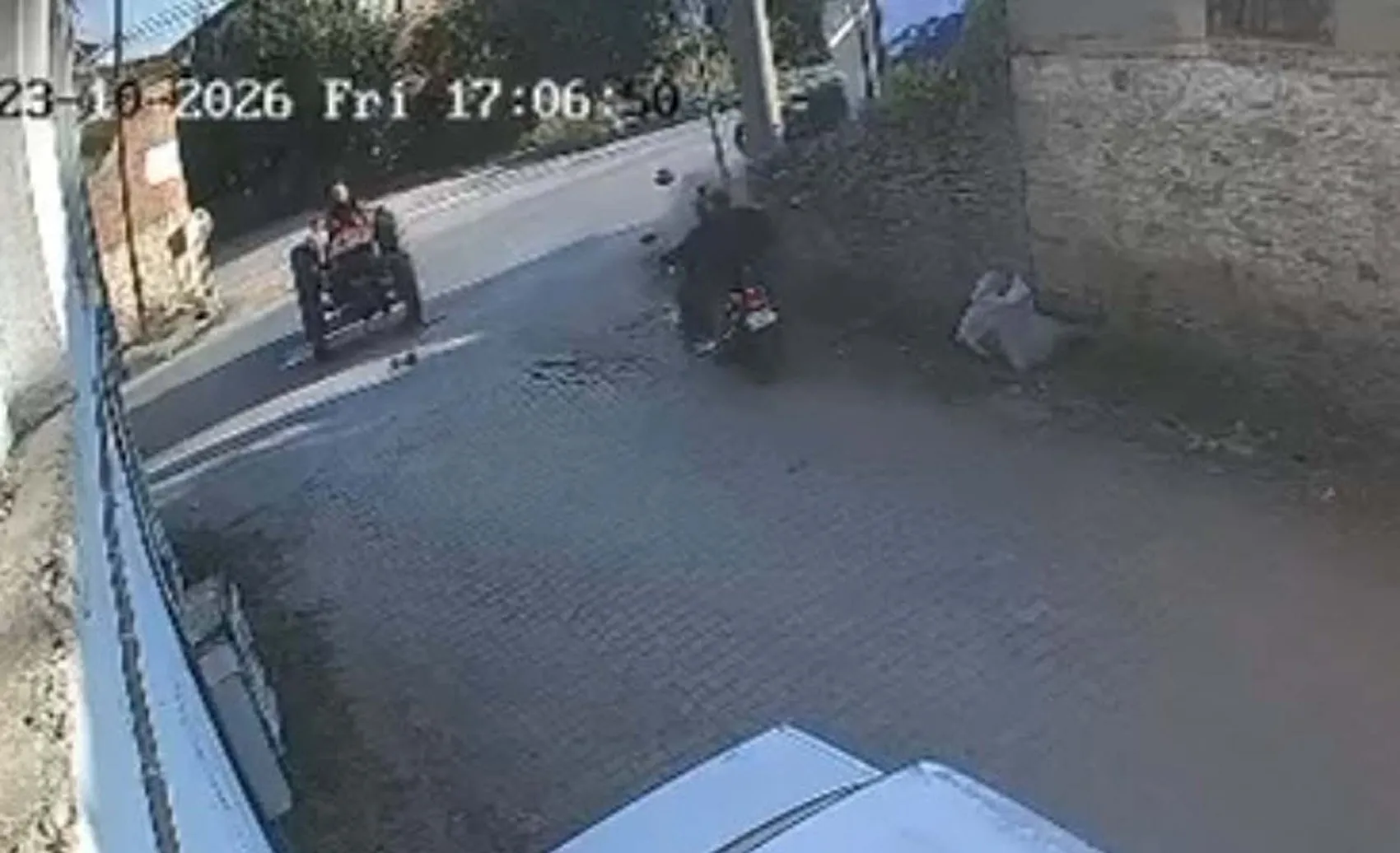 Ödemiş'te dehşet anları: Traktöre çarpıp durağa savruldu