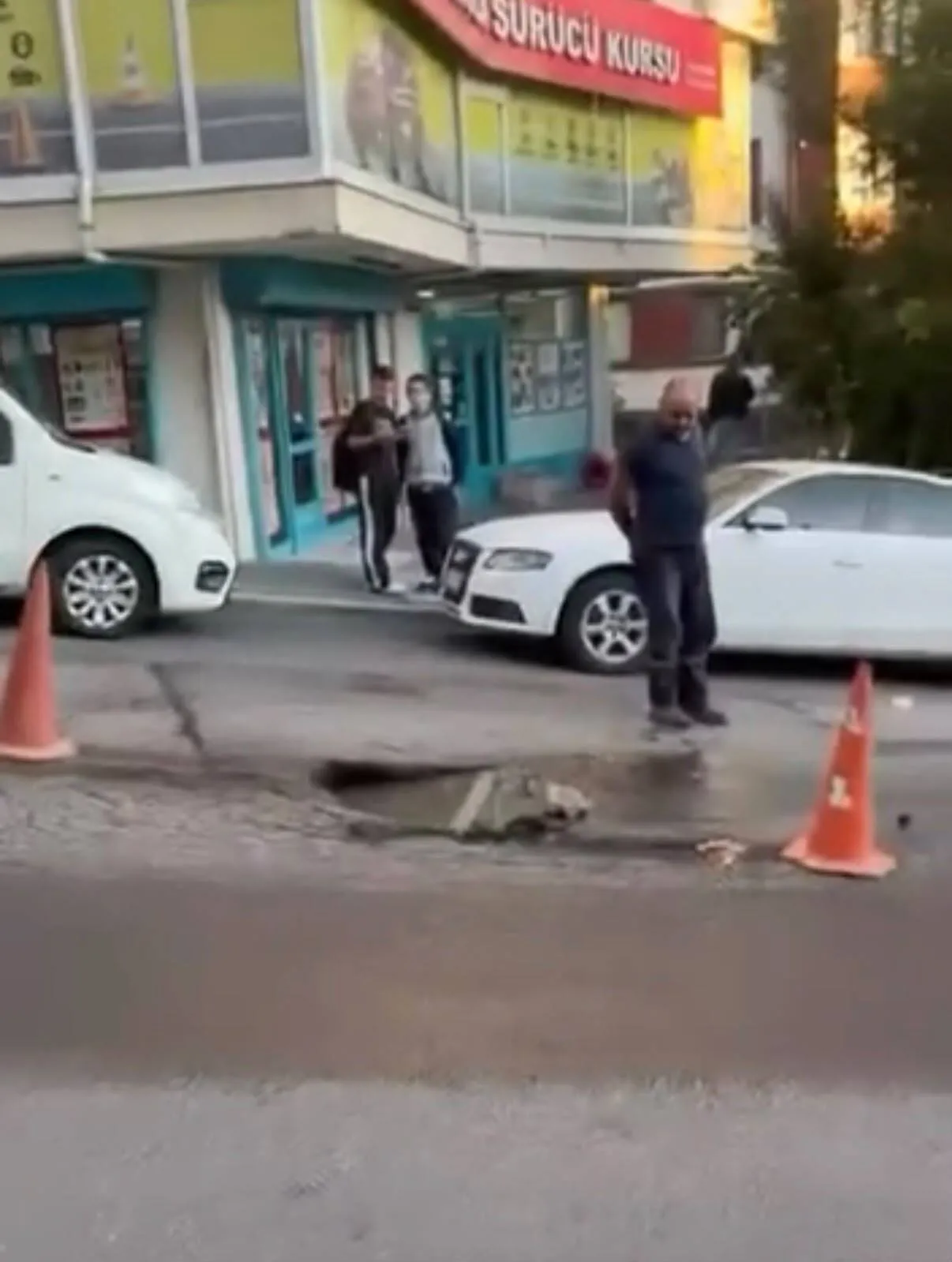Maltepe'de yolun altı boşaldı: İETT otobüsü devasa çukura saplandı