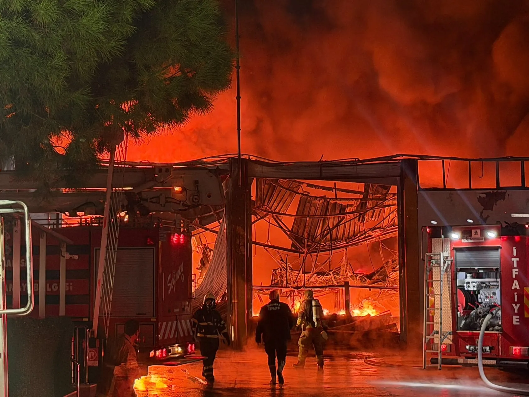 Manisa Organize Sanayi Bölgesi'nde korkutan yangın: Alevler gökyüzünü kapladı