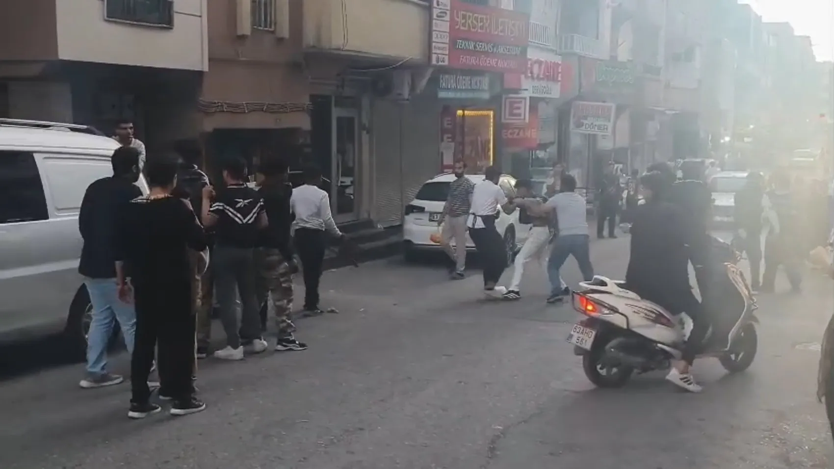 Şanlıurfa'da pazar yerinde dehşet anları: Sopa ve bıçaklar havada uçuştu