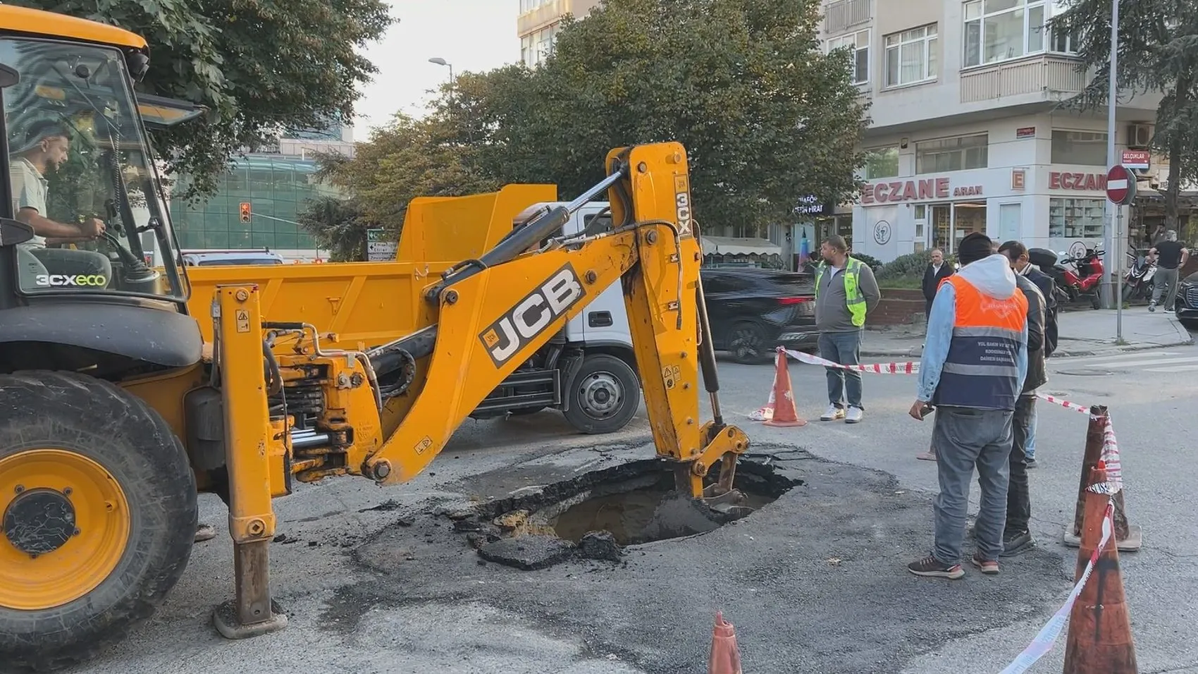 Beşiktaş'ta korkutan çökme: Okul servisinin geçişinden hemen sonra yol yarıldı