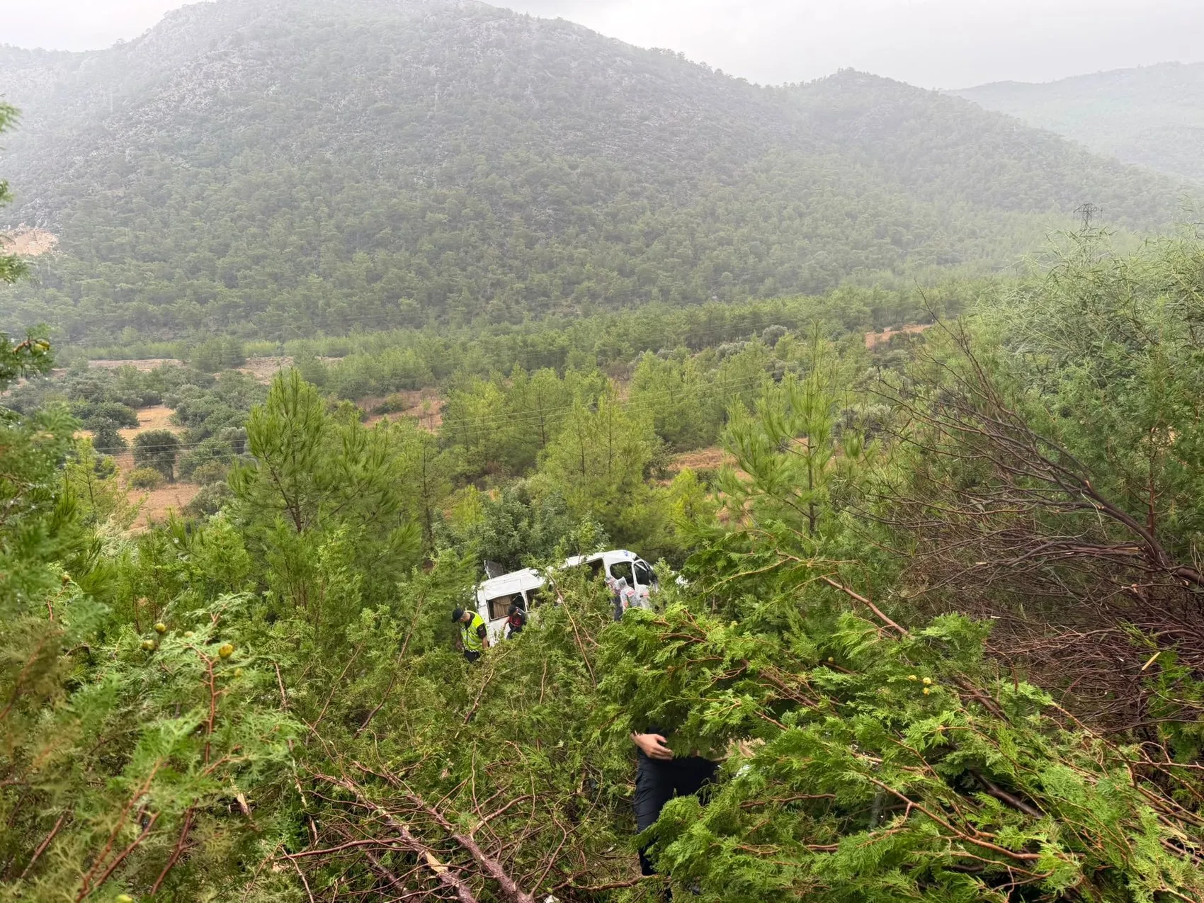 Silifke yolunda dehşet anları: Kontrolden çıkan minibüs bahçeye uçtu