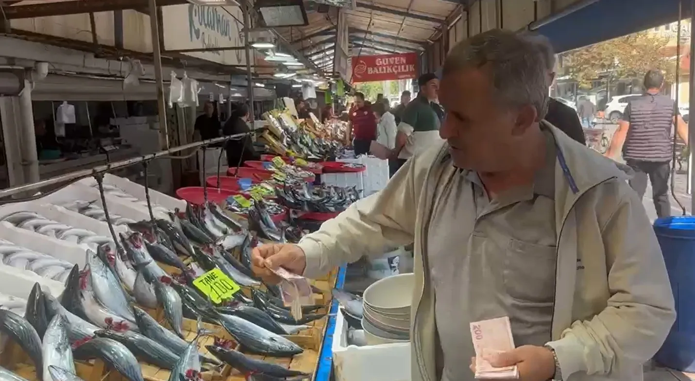 Bandırma'da palamut bereketi: Sofraların vazgeçilmezi 100 liradan kapışılıyor