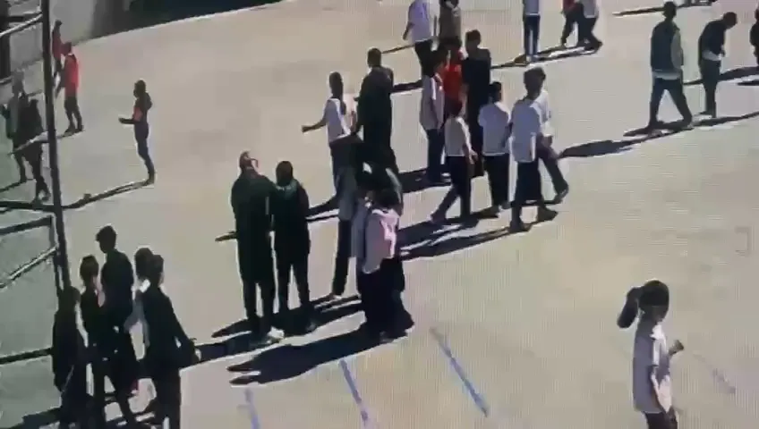 Okul bahçesinde saniyelerle yarış: Öğretmenin soğukkanlı müdahalesi hayat kurtardı