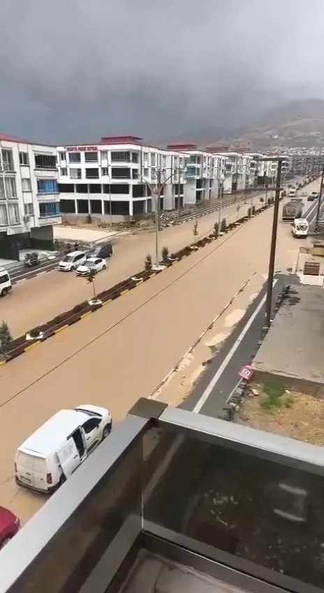 Ergani'de aniden bastıran yağış hayatı felç etti: Sokaklar sular altında kaldı