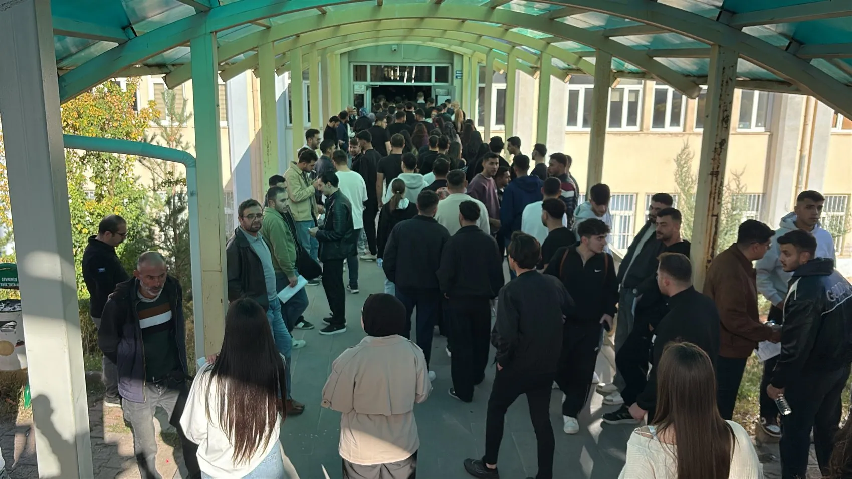 Sivas'ta nefes kesen KPSS maratonu: Kapılar kapanmadan saniyeler önce gelen kurtarıcı müdahale