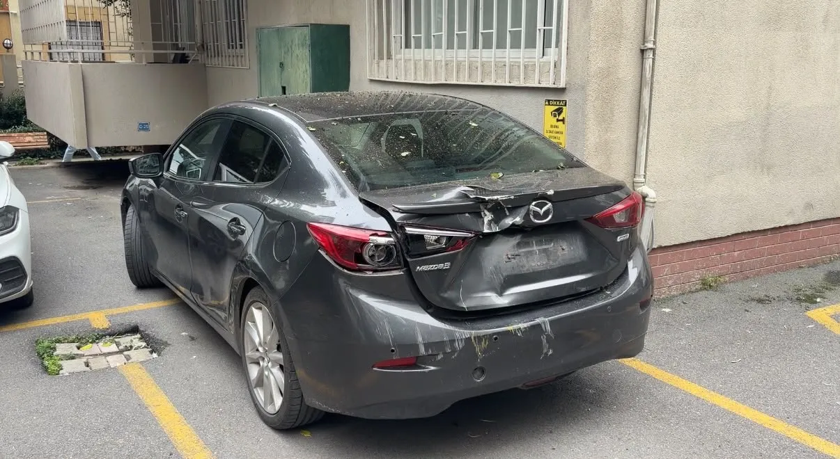 Erenköy'de korku dolu anlar: Dev vinç 11 katlı binanın üzerine yığıldı
