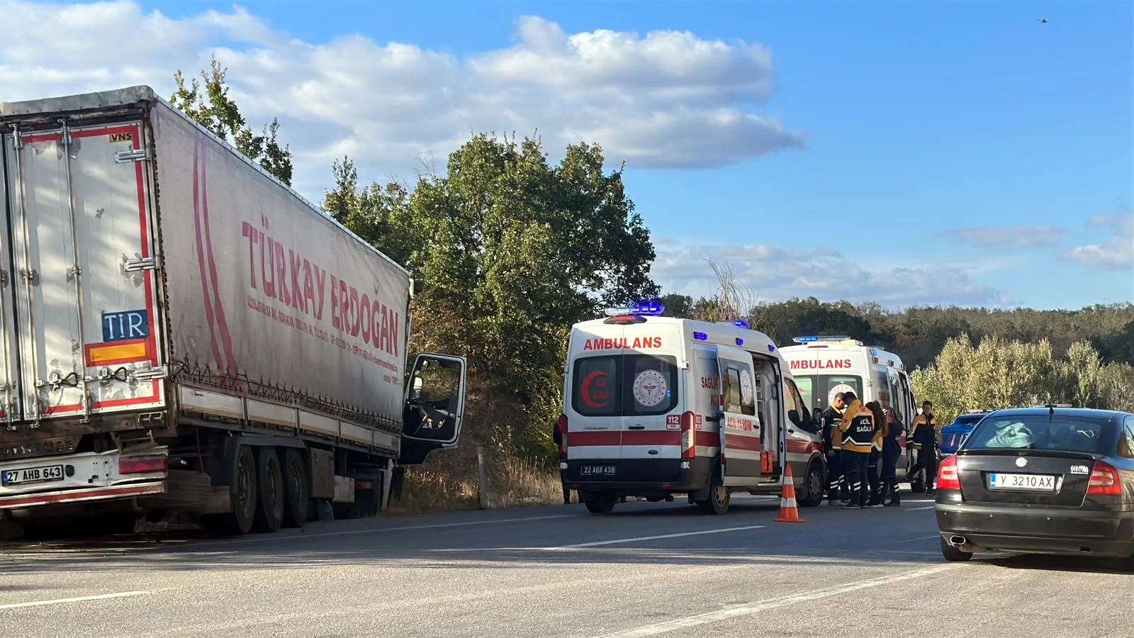 Edirne yolunda dehşet anları: TIR ile kamyonet çarpıştı