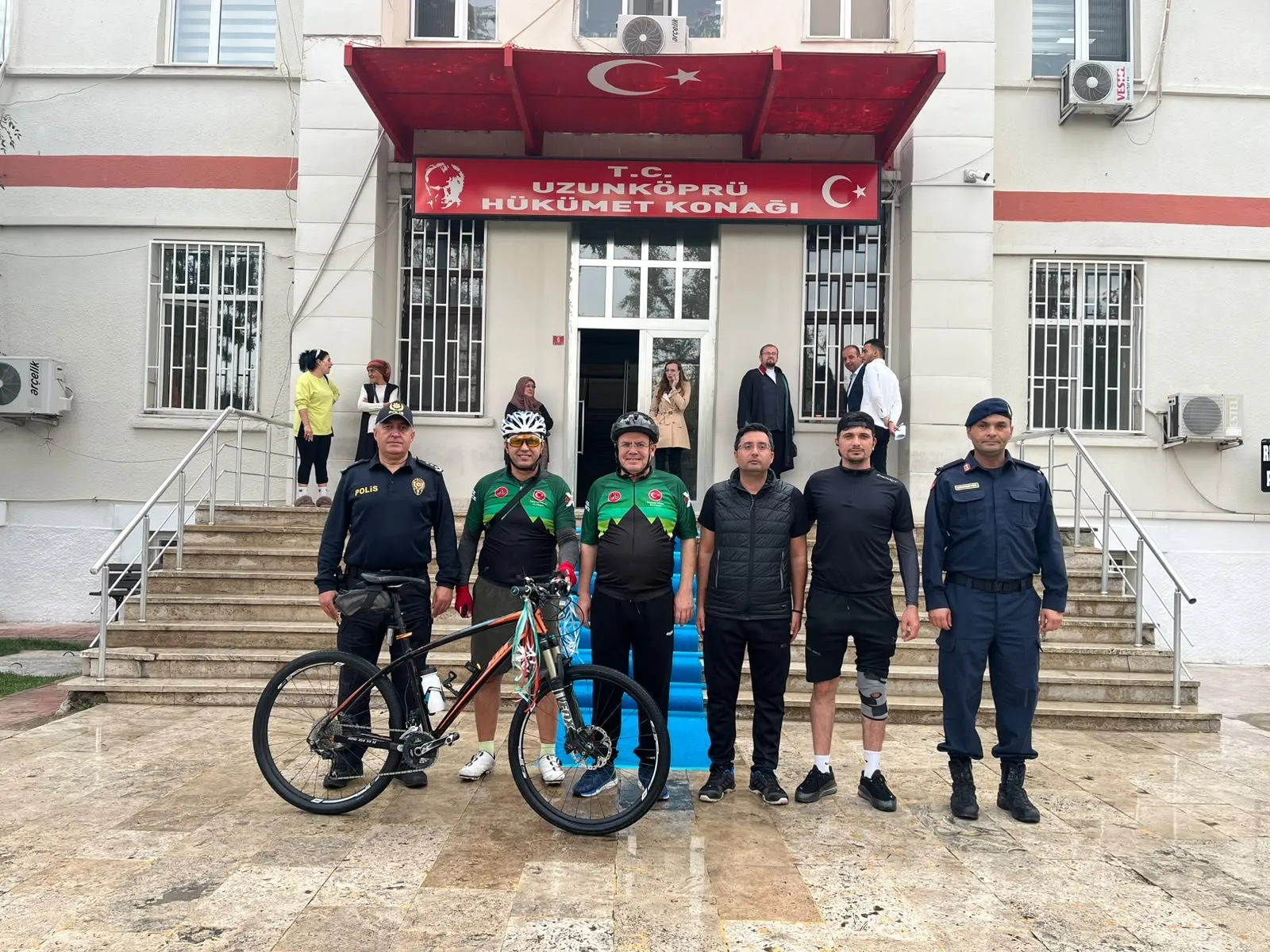 Uzunköprü'de vicdan nöbeti: İki kıta için aynı anda pedal çevirdiler