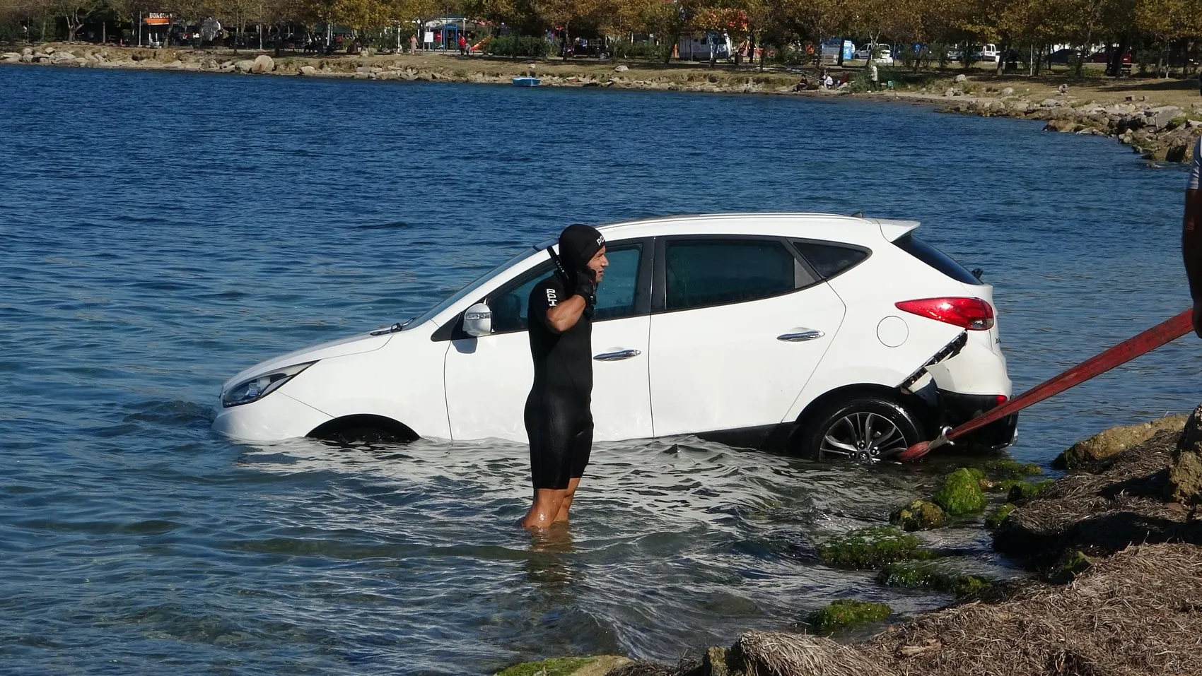 Sahil kenarında unutkanlık pahalıya patladı: Otomobil sulara gömüldü