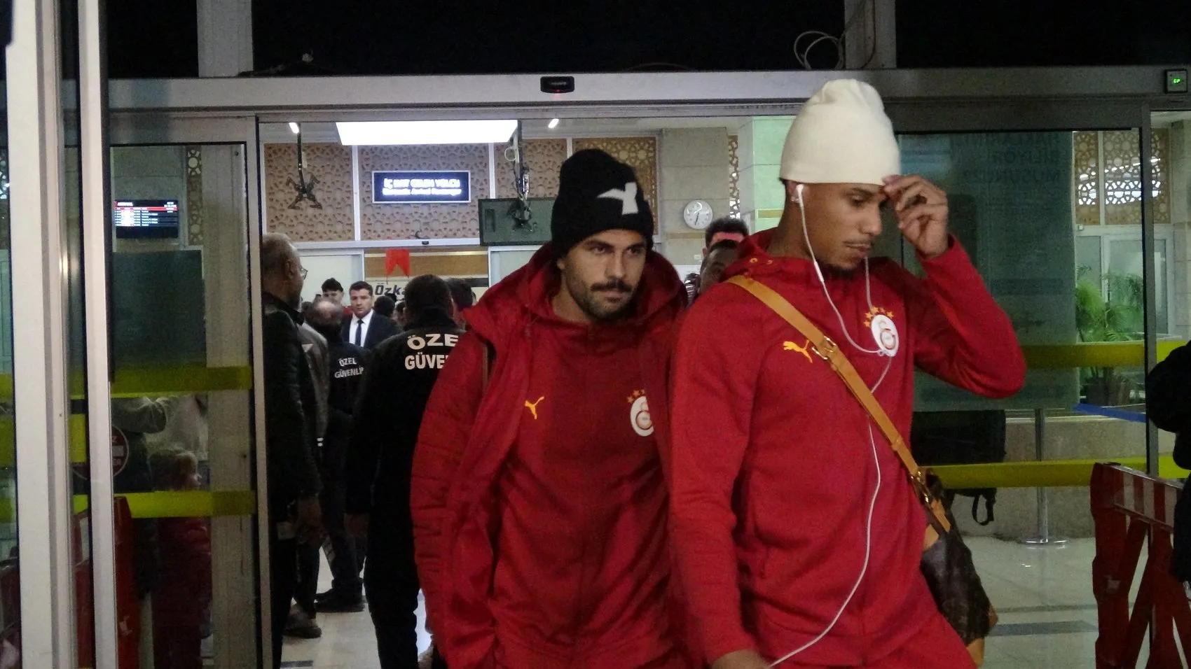 Sarı-kırmızılılar Konya semalarında: Havalimanında büyük coşku