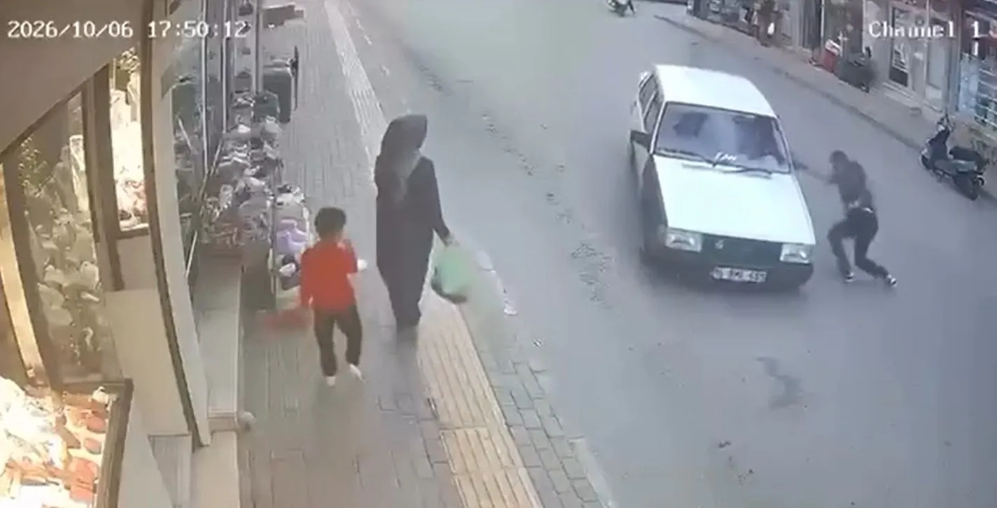Saniyelerle gelen mucize: Otomobilin altında kalmamak için aynaya tutundu