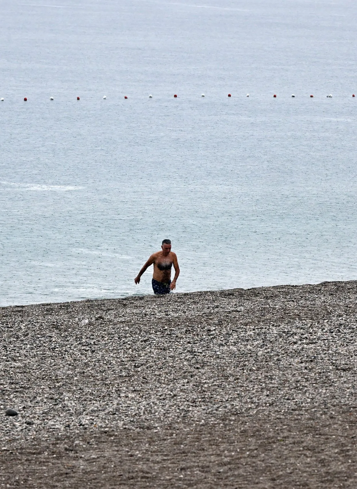 Antalya'da sağanak yağışa inat: Konyaaltı'nda deniz keyfi
