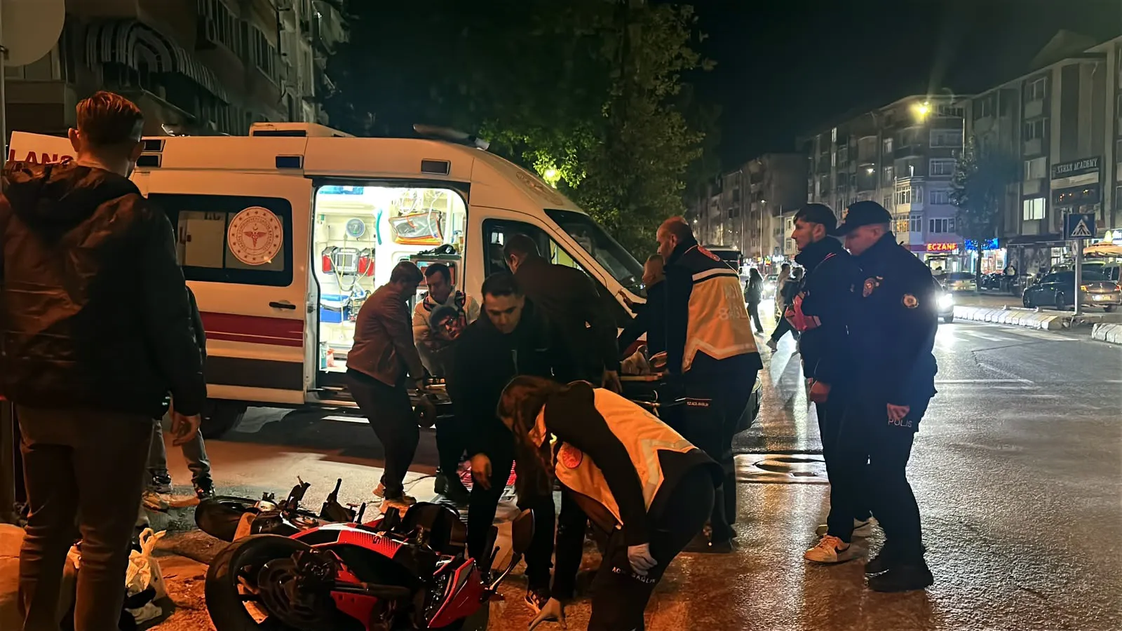 Edirne'de geceyi aydınlatan kaza: İki motosiklet yaya geçidinde çarpıştı