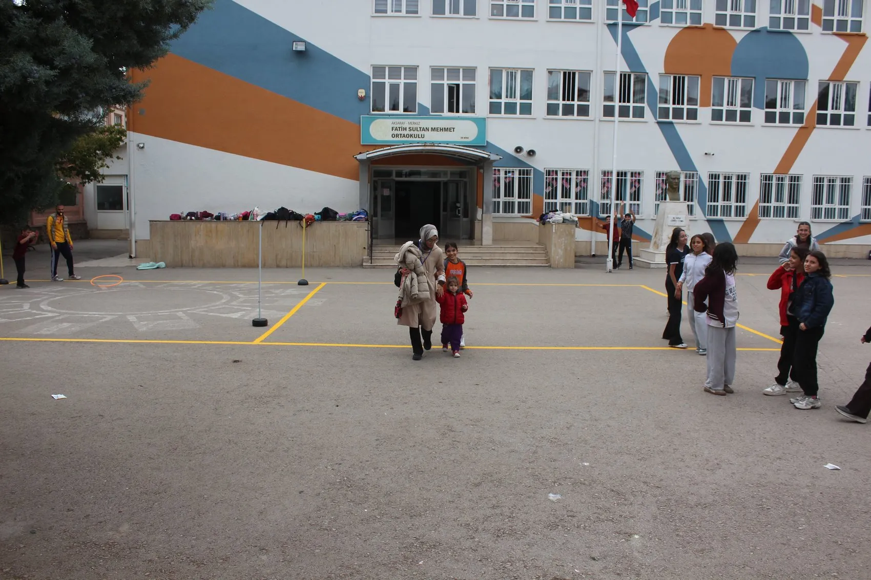 Hayrunnisa'nın imkansızı başaran azmi: 7 yaşında ilk adımını attı, şimdi beyaz önlük hayali kuruyor