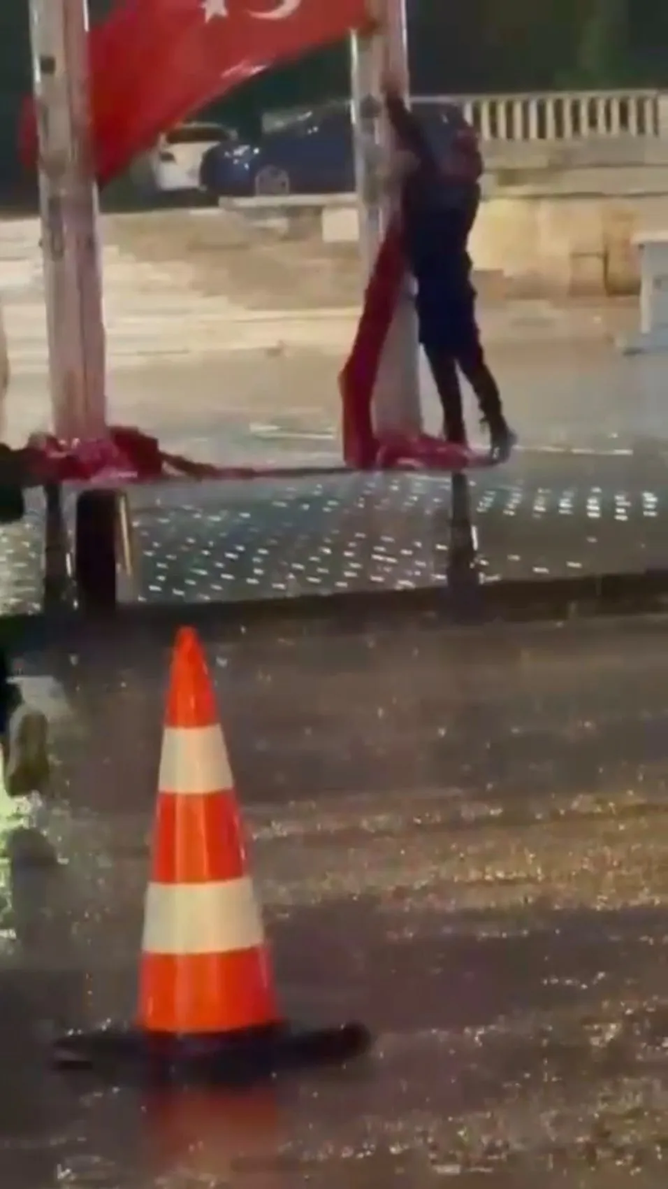 Taksim'de fırtınaya teslim olan bayrağı çevik kuvvet kurtardı
