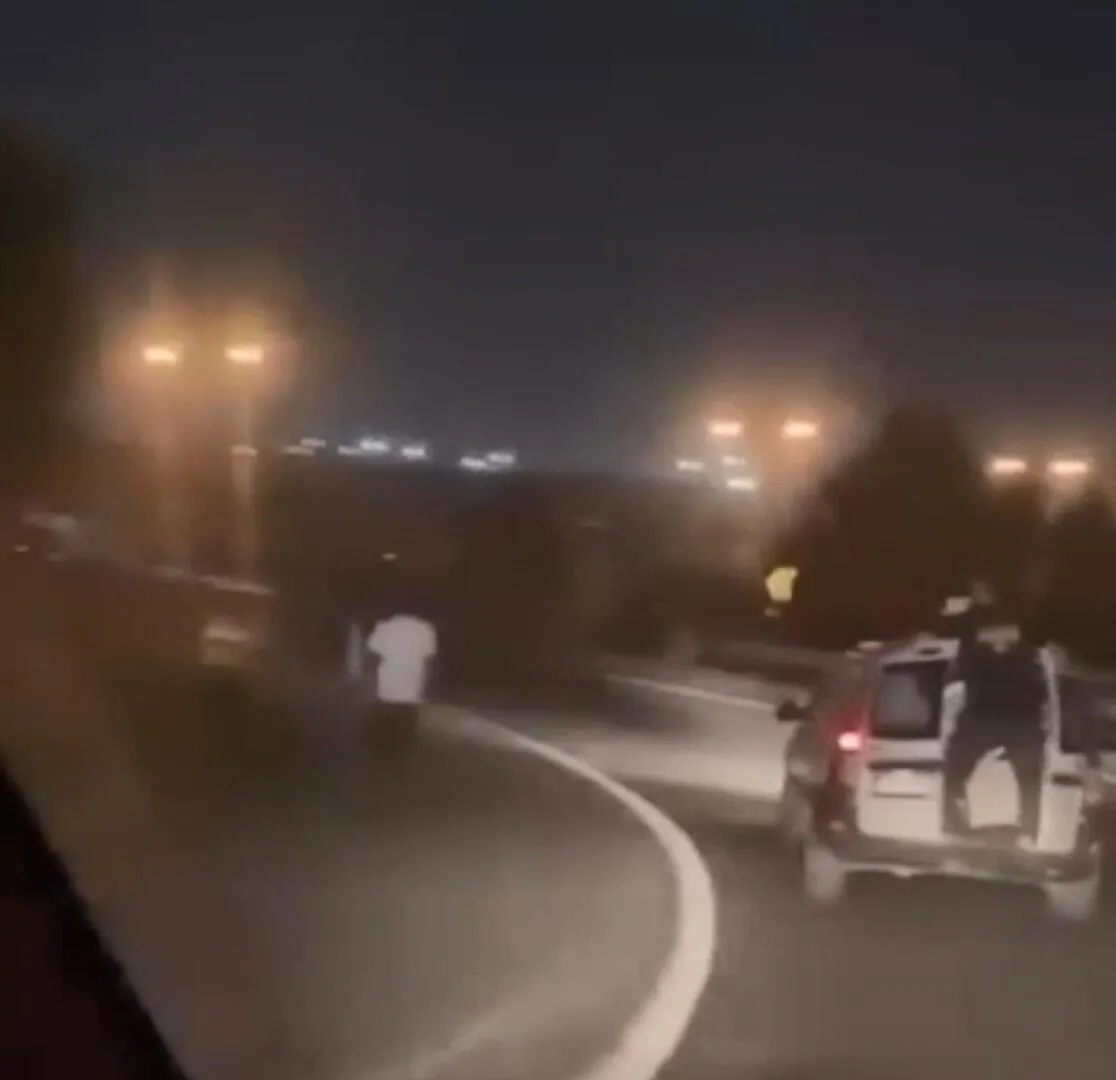İstanbul trafiğinde akılalmaz anlar: Otomobilin kapısından sarkarak yolculuk yaptı