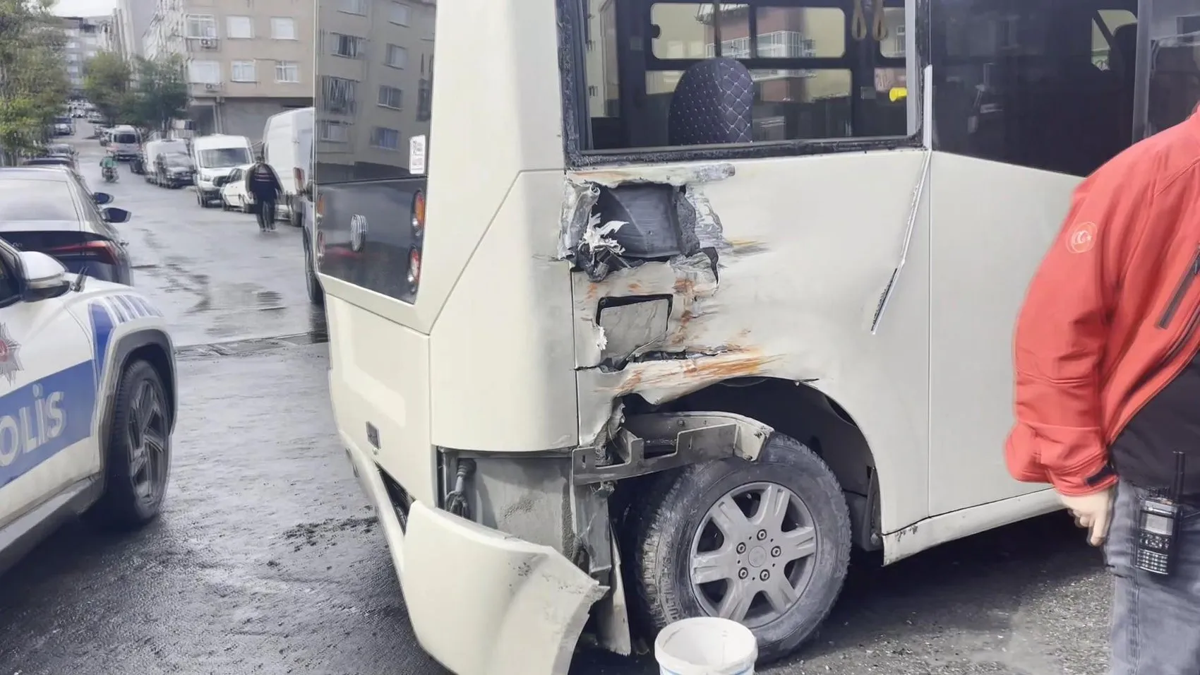 Güngören'de raylı sistem hattında korkutan kaza: Minibüsle çarpıştı