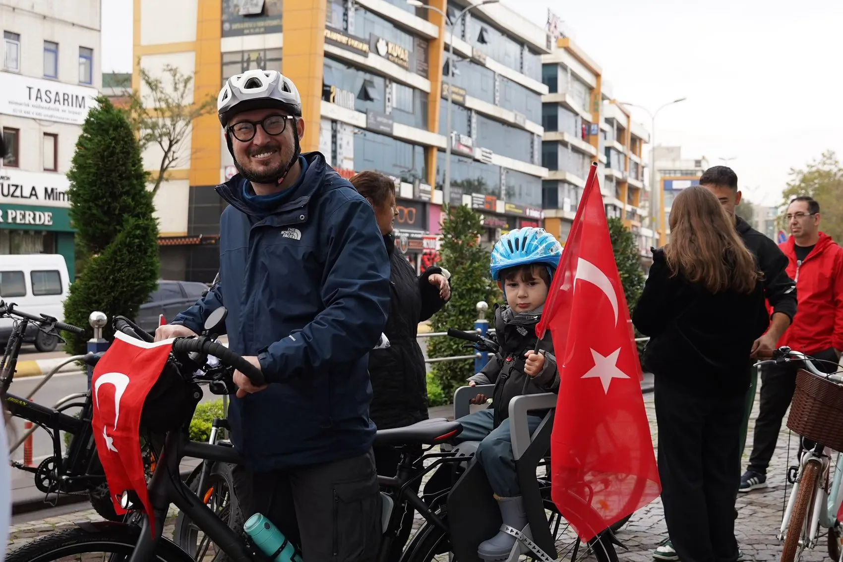 Tuzla'da Cumhuriyet'in 103'üncü yılı: Sokaklardan denize taşan dev kutlama