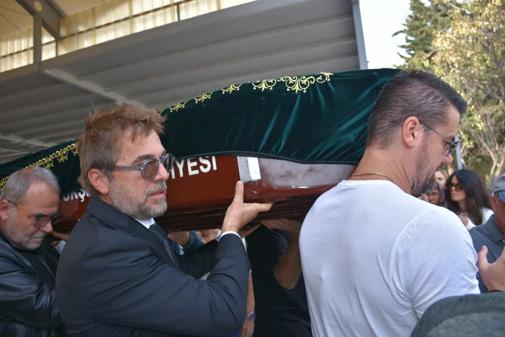 Engin Altan Düzyatan'ı yıkan veda: Babası Mevlan Düzyatan son yolculuğuna uğurlandı