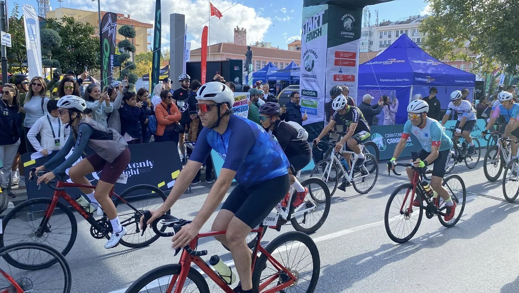 Tarihi yarımadada dev pedal şöleni: 13 ülkeden yüzlerce sporcu Çanakkale'de buluştu