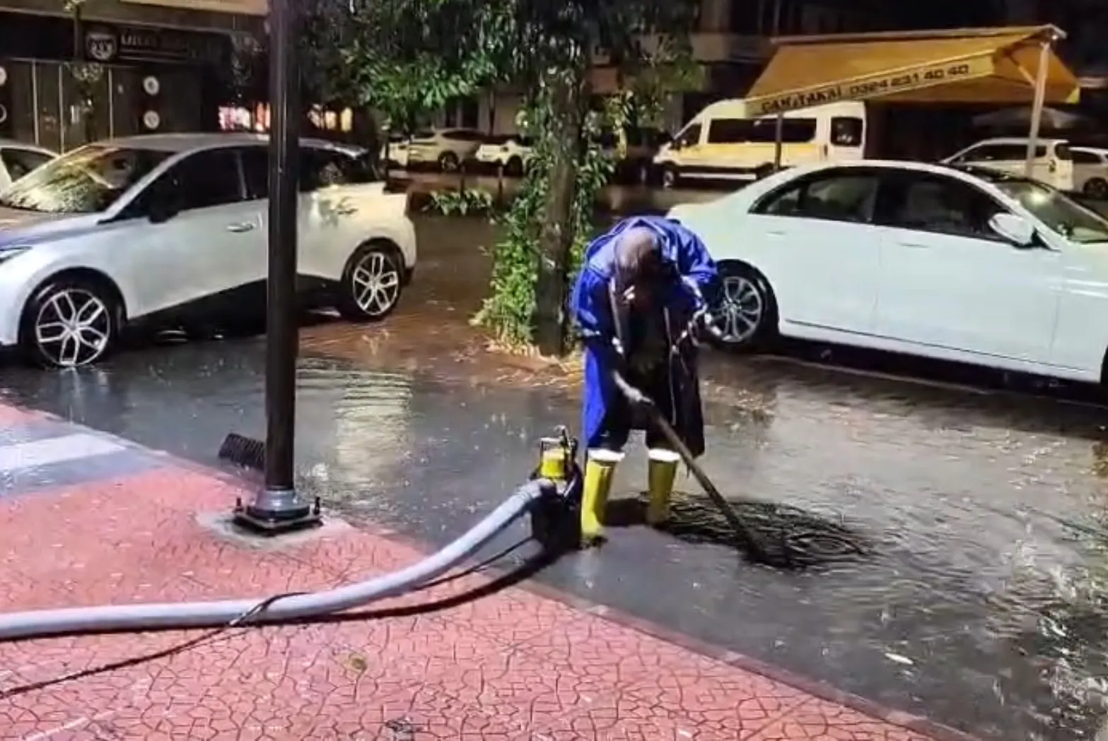 Mersin'de aniden bastıran sağanak hayatı felç etti: Belediye ekipleri teyakkuza geçti