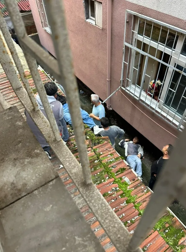 Çarşaflı kaçış planı kabusa döndü: 3'üncü kattan düşen iki genç kız ağır yaralandı