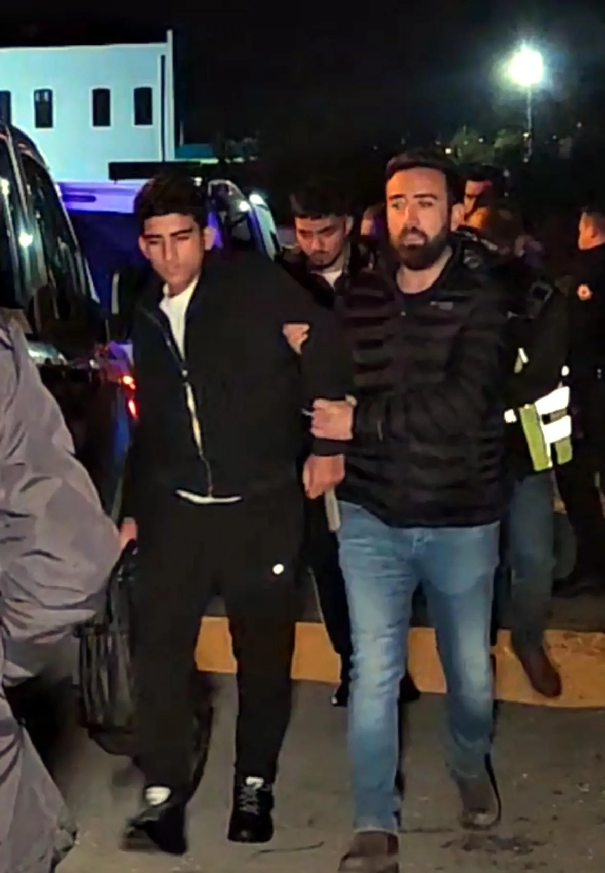 Çalıntı ihbarı polis ekiplerini kaçak göçmen operasyonuna götürdü