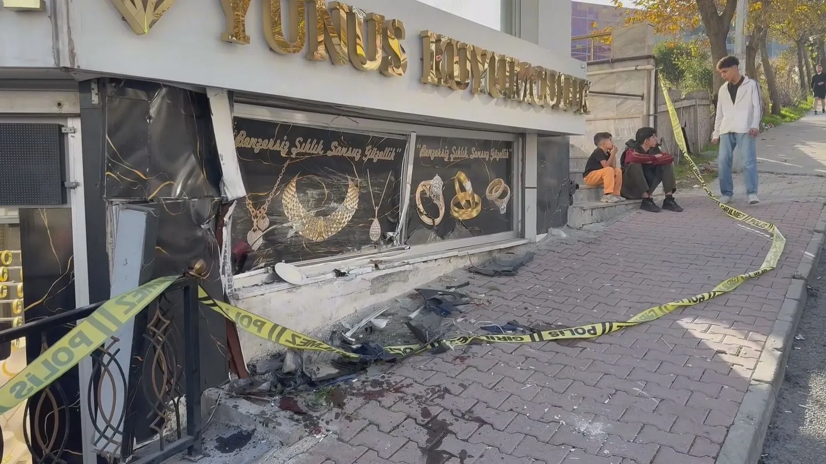 Esenyurt'ta dehşet anları: Kontrolden çıkan otomobil hem motosikleti hem de yayayı biçti