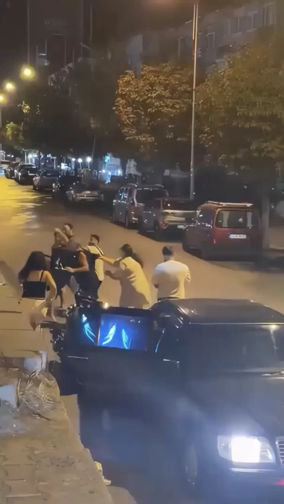 Trafikte öfke kontrolü yerini şiddete bıraktı: Büyükçekmece'de yumruklar havada uçuştu
