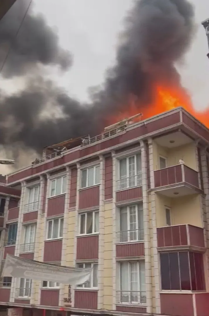 Arnavutköy'de korku dolu anlar: Alevlerin sardığı binadan tahliye operasyonu