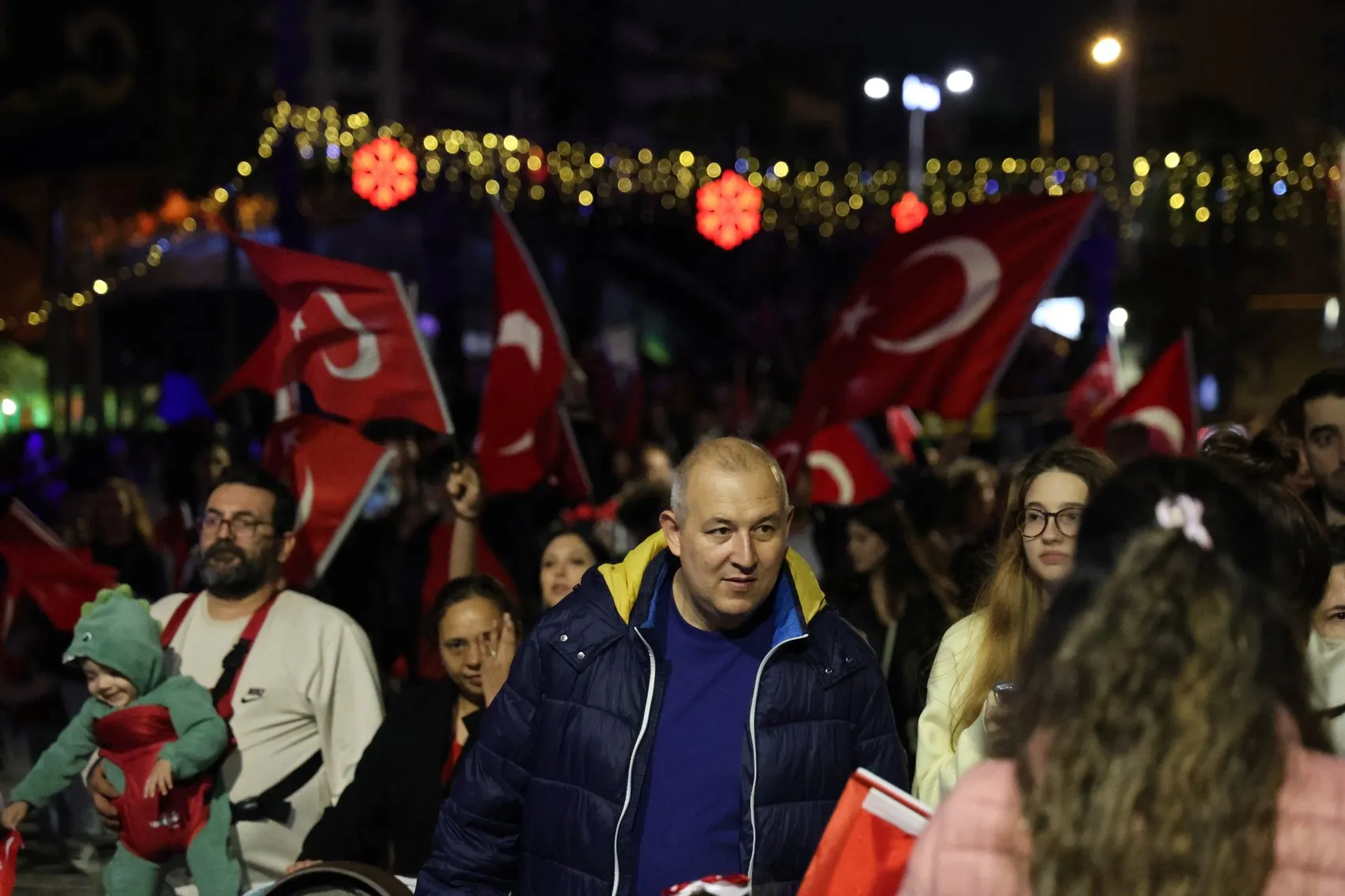 İzmir semalarında Cumhuriyet şöleni: 350 metrelik bayrakla dev yürüyüş