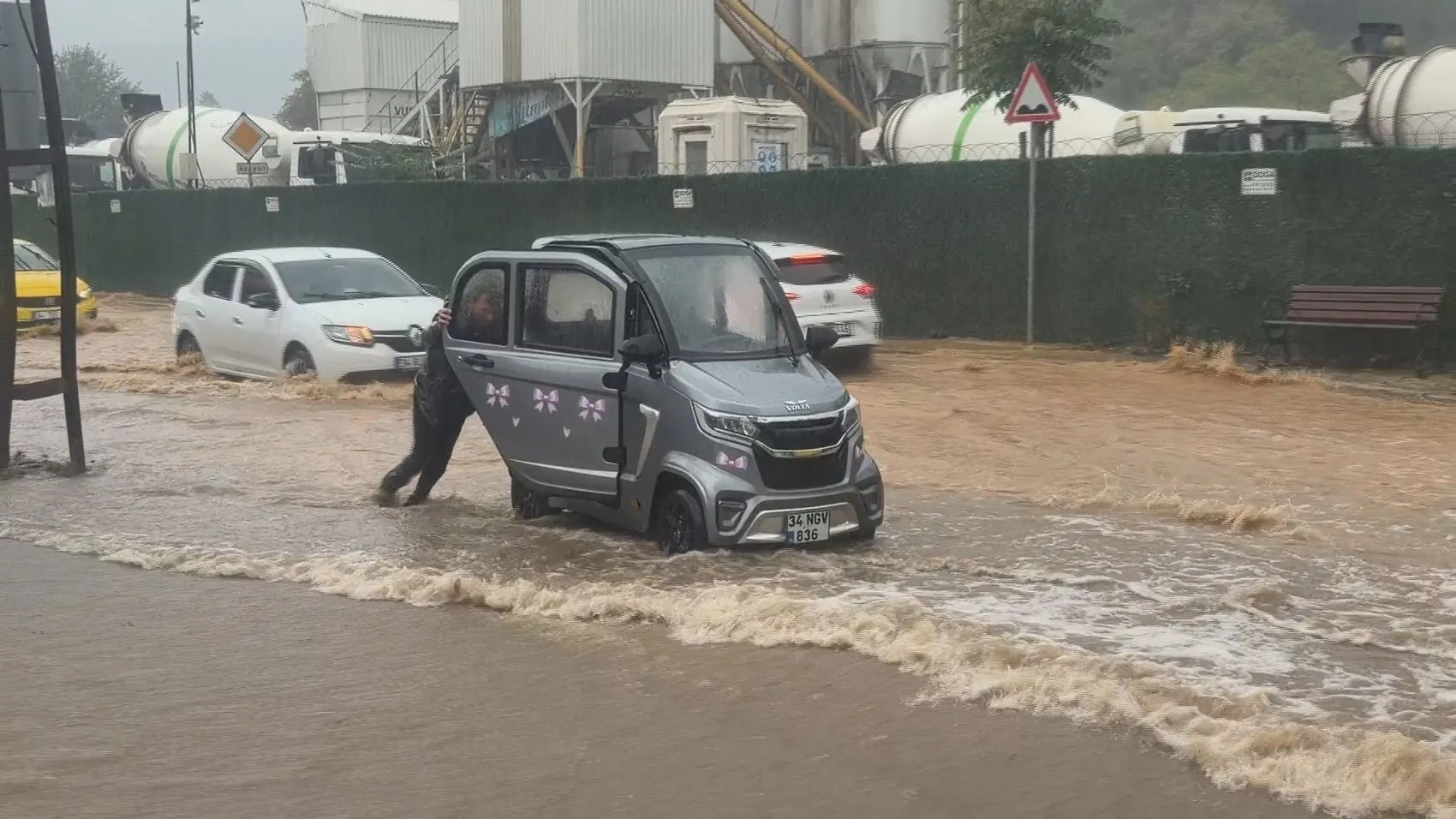Beykoz'da trafik felç oldu: Sürücüler araçlarını su birikintilerinden iterek kurtardı