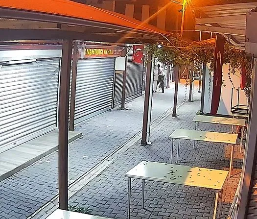 Kaldırım taşıyla çıktığı hırsızlık turunda eli boş dönünce yakayı ele verdi