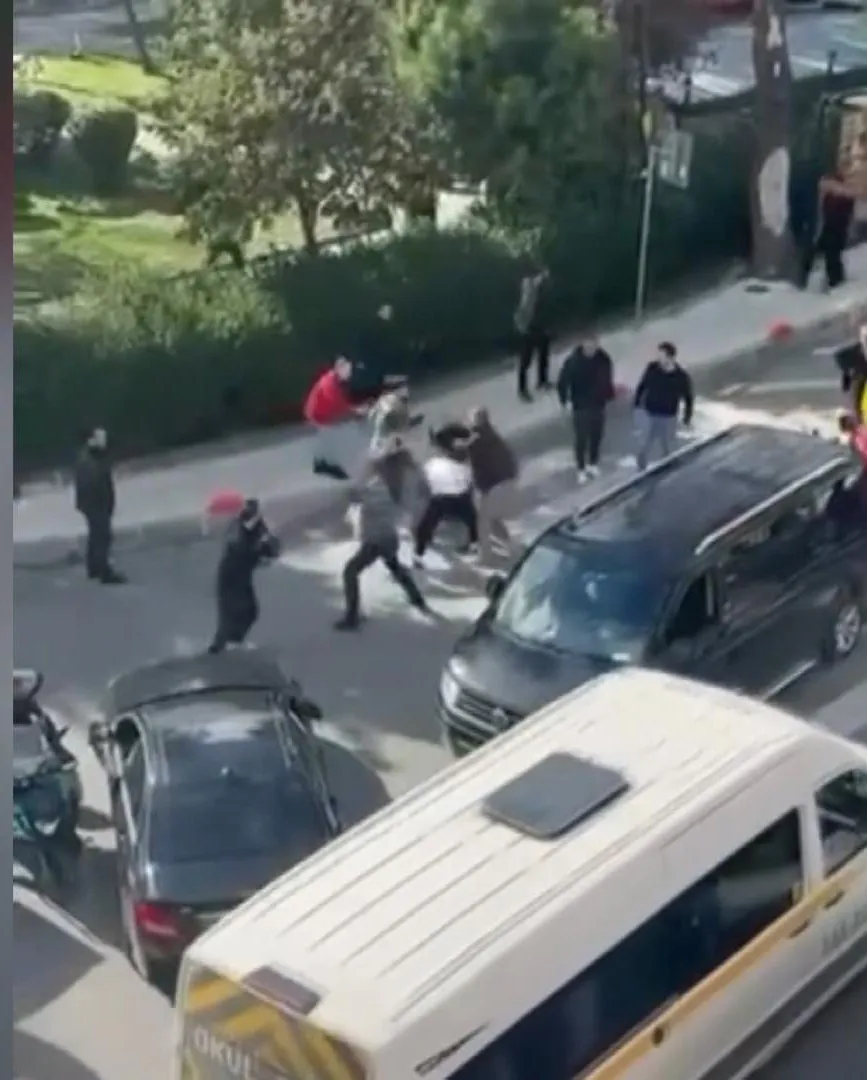 Trafikte dehşet anları: Yol verme kavgası yumruklu arbedeye dönüştü