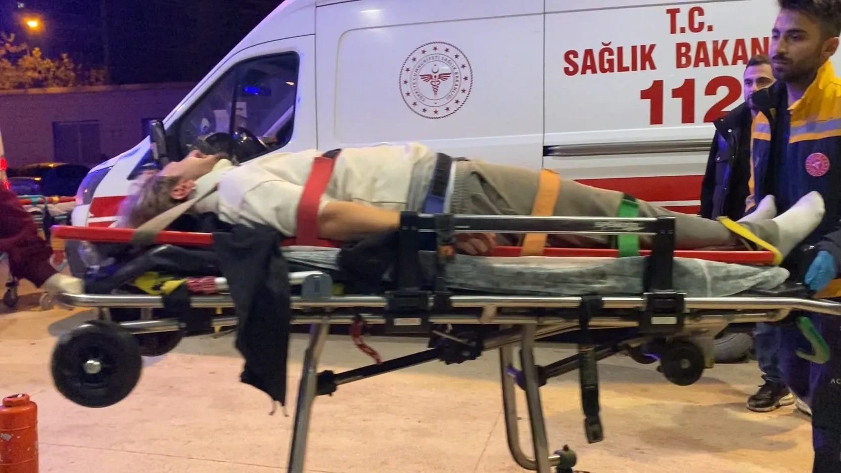 İnegöl yolunda dehşet anları: Domates yüklü kamyonet hurdaya döndü