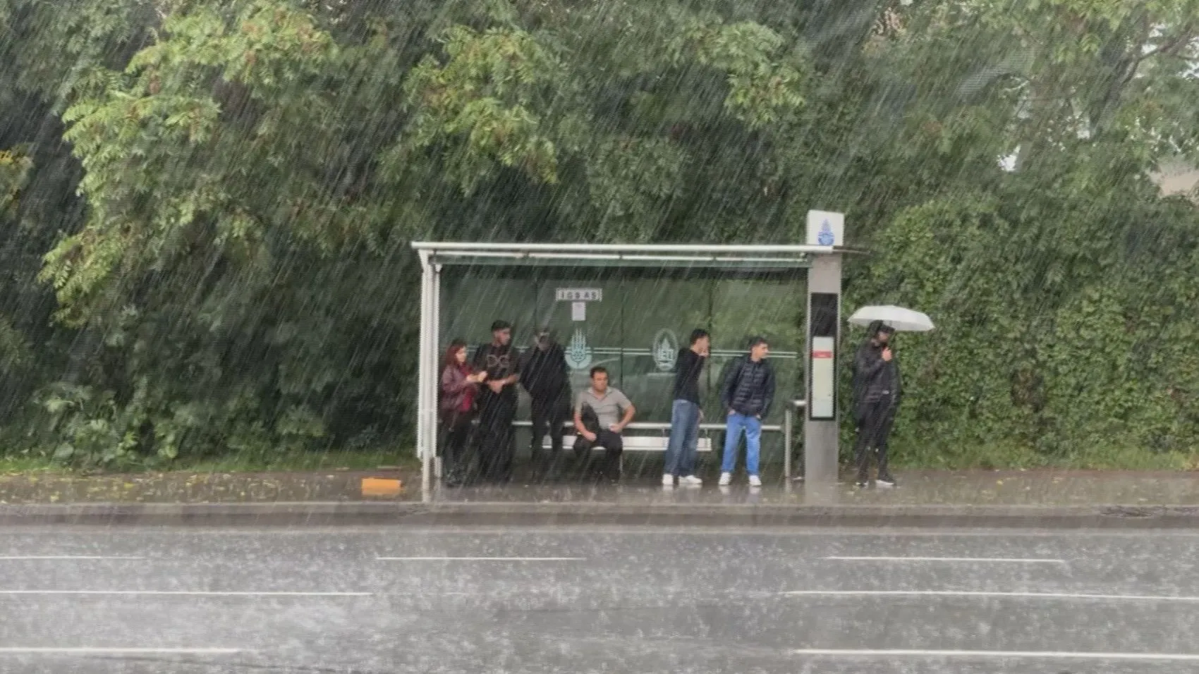 İstanbul'da aniden bastıran sağanak hayatı felç etti: Yollar göle döndü, sürücüler çaresiz kaldı