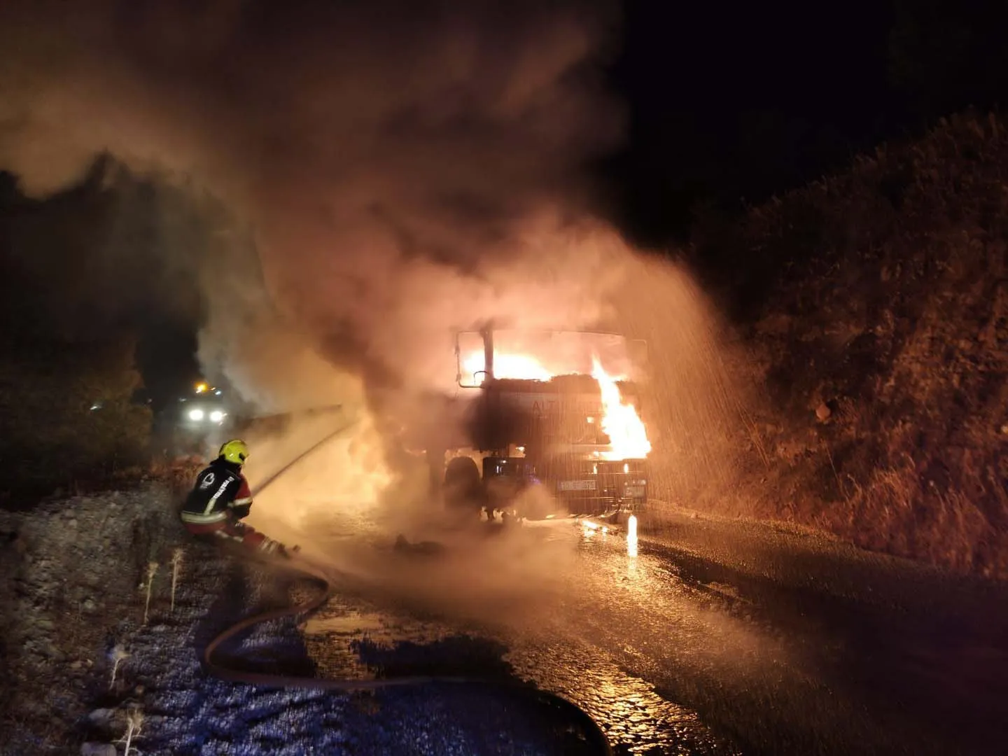 Havran'da gece yarısı dehşeti: Seyir halindeki kamyon bir anda alev topuna döndü