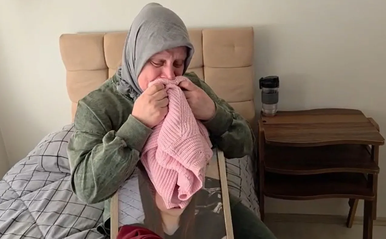 Gökçe'nin son giydiği kazağı koklayarak teselli arıyor: Ayrılmak istediği için canından oldu